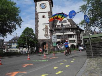 Radfahrer fährt am Schwabentor auf der abgesperrten Autospur