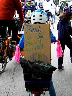 Kind mit Demoschild Rettet die Erde