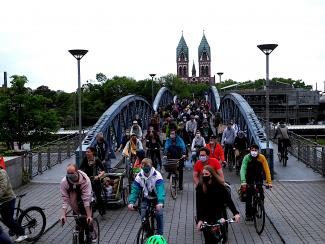 Demozug radelt über die blaue Brücke