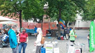 Demonstrierende auf dem Rathausplatz