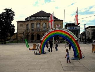 Regenbogen vor dem Theater