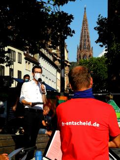 Martin Horn spricht bei der Demo des FR-Entscheid