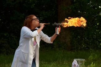 Mensch spukt Feuer
