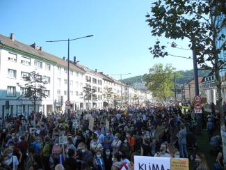 Menschen demonstrieren am Fahnenbergplatz