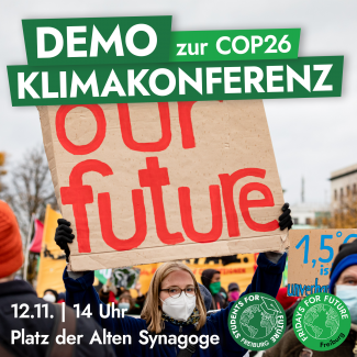 Eine Person hält ein Demoplakat in die Höhe, auf dem steht "our future".