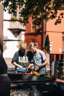 Menschen kochen beim Camp