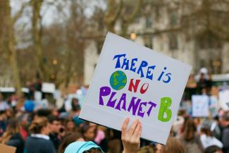 mensch hält demoschild hoch "there ist no planet b"