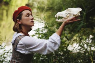 fräulein brehm beim theaterspielen mit wolfsschädel in der hand