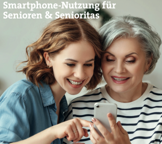 Das Foto zeigt eine Jugendliche, die einer älteren Dame bei der Nutzung des Smartphones hilft.