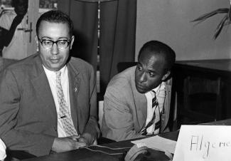 Frantz Fanon und M´hamed Yazid bei einer Veranstaltung.