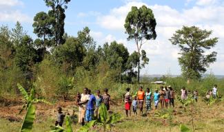 Menschen in Kenia bei Agro-Aufforstungsprojekt von OTEPEC
