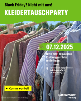 Das Bild zeigt Hemden, Blusen und andere Oberteile an einer Kleiderstange im Freien. Verschiedene Textelemente liegen darüber: Black Friday? Nicht mit uns! Kleidertauschparty. 07.12.2025: Bitte maximal 10 saubere Kleidungsstücke mitbringen. 14-17 Uhr, Haus des Engagements, Rehlingstraße 9 (Hinterhaus) - Komm vorbei!