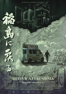 Das Filmplakat zu "Back to Fukushima": eine in dunklen grüntönen gehaltende Illustration zeigt einen Kleinbus mit Warnhinweisen in japanischer Schrift, Stilisierte Stromtrassen und Gebäude, sowie einen Mann von hinten in der Nähe des Kleinbusses. Darunter und darüber sind Namen der Mitwirkenden, Festival-Logos und Produktionsangaben angeordnet.