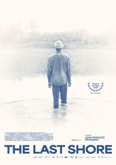 Das Poster des Films „The Last Shore“. Auf einem minimalistischen, hellen Hintergrund steht eine einzelne Person im blauen Hemd und mit einer Kappe von hinten fotografiert knietief im Wasser und blickt in die Ferne. Am unteren Rand steht der Titel in großer, blauer Schrift unter den Namen der Mitwirkenden und Produktionsangaben, während rechts neben der Person eine blaue Festival-Lorbeere von „Visions du Réel 2025“ platziert ist.