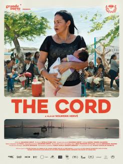 Das Poster des Films „The Cord“. Auf dem zentralen Foto hält eine Frau im schwarzen Oberteil ein schlafendes Baby im Arm, während im Hintergrund weitere Frauen im Freien auf Stühlen sitzen. Unter dem Foto steht der Titel in großer, roter Schrift, gefolgt von einer Panorama-Landschaftsaufnahme, den Namen der Mitwirkenden, Festival-Logos und Produktionsangaben.